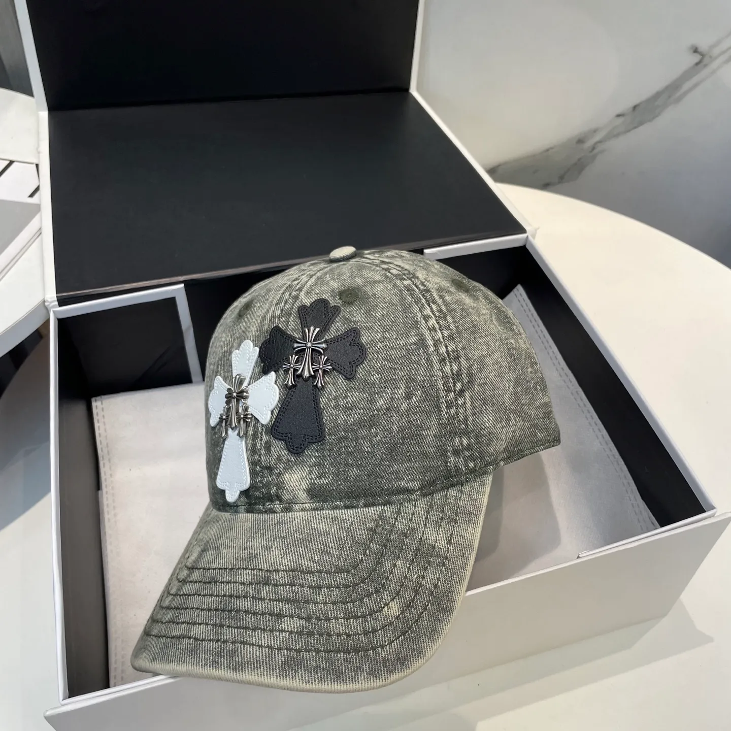 P86 Crow Heart 🆕🆕25 new baseball cap, personalized fashion classic cross logo, casual with a cool feeling, unisex style, same style for men and women! Very easy to match! Head circumference: 56-58cm is available